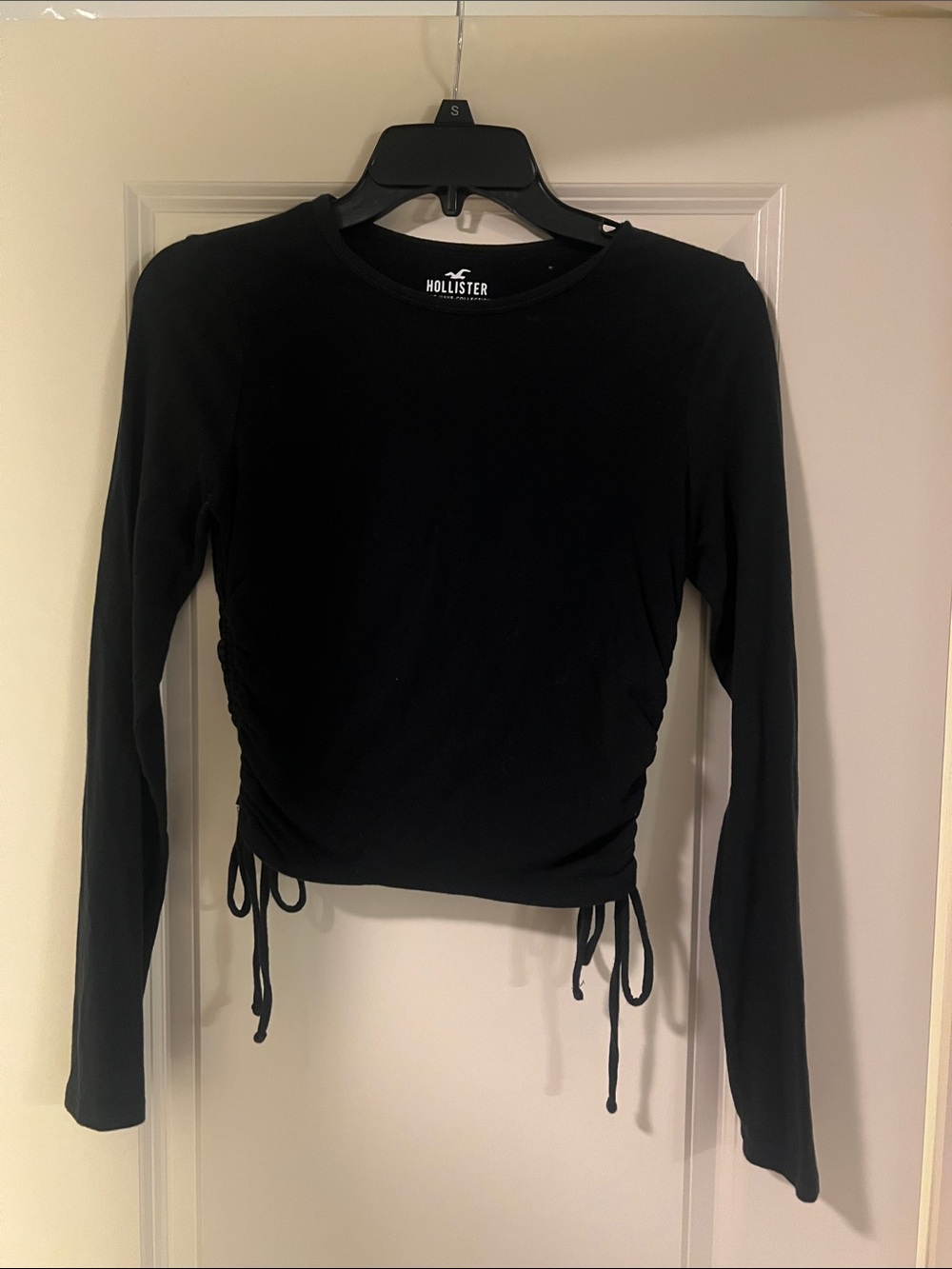 Hollister Black Long-Sleeve Ruched Drawstring Crop Top
